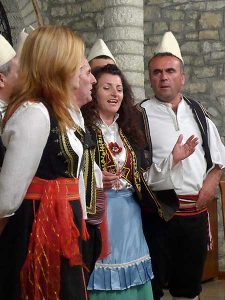 Folkloregruppe in albanischer Landestracht