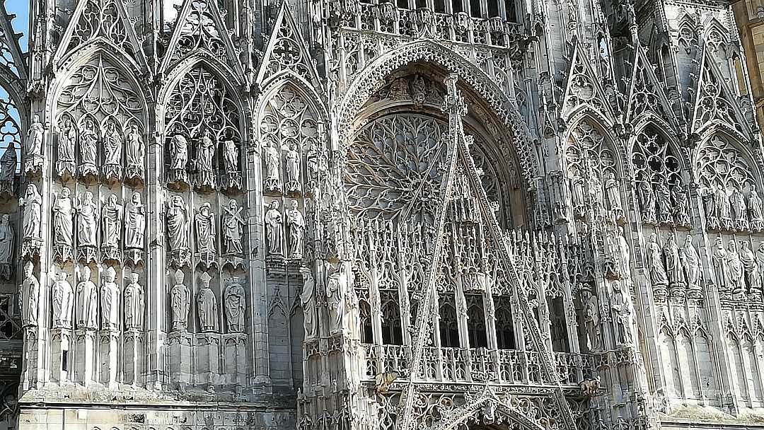 Kunstvolle Stuckaturen an der Kathedrale von Rouen