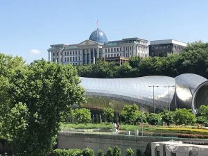 Blick auf den Präsidentenpalast in Tiflis mit dem Rike-Park im Vordergrund