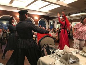 Folkloregruppe in einem georgischen Restaurant