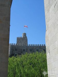 Georgiens Flagge weht über der Festung Achalziche