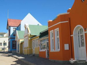 Bunte Häuserfront in Namibia