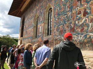 Besichtigung der Außenmalereien des Klosters Moldovita im Nordosten Rumäniens