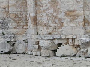 Fundament der Donatus-Kirche mit roemischen Saeulenfragmenten in Spolien