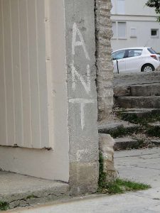 Gepinseltes Graffito des Namens Ante an einer Wand in Zadar