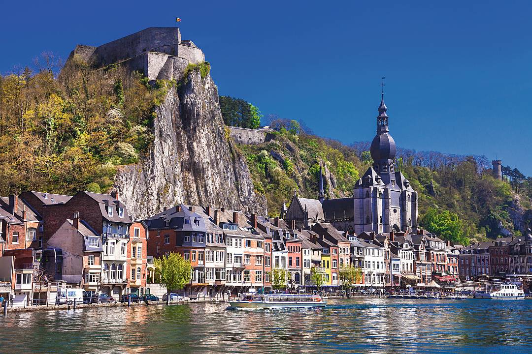 Dinant in Belgien Uferstrasse der Maas (franz. Meuse) mit der Stiftskirche "Notre-Dame de Dinant"